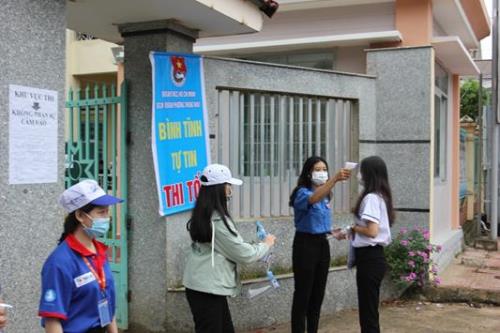 Đắk Lắk: Phụ huynh phấn khởi đưa con tới các điểm thi Kỳ thi THPT quốc gia đợt 2